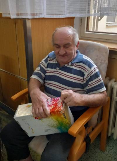 Klienti rozbalují vánoční dárky