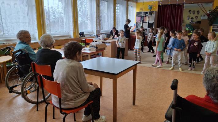 Velikonoční návštěva dětí v MŠ Deštná