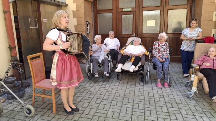Návštěva heligonkářky paní Pospíšilové