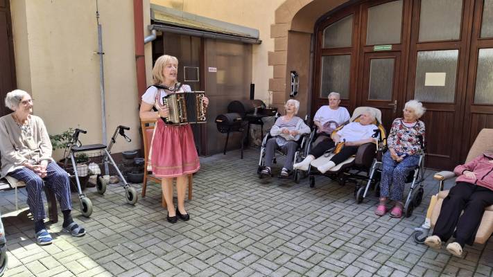 Návštěva heligonkářky paní Pospíšilové