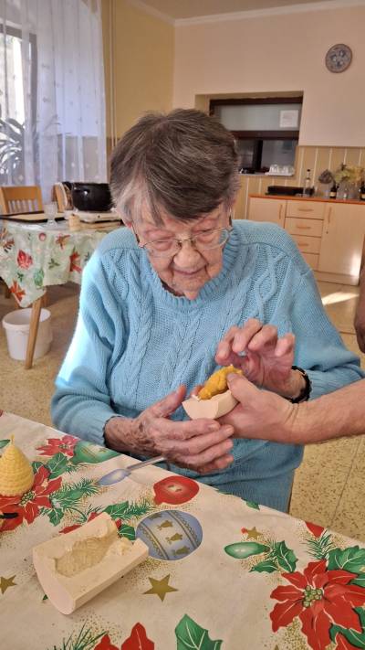 Výroba svíček ze včelího vosku