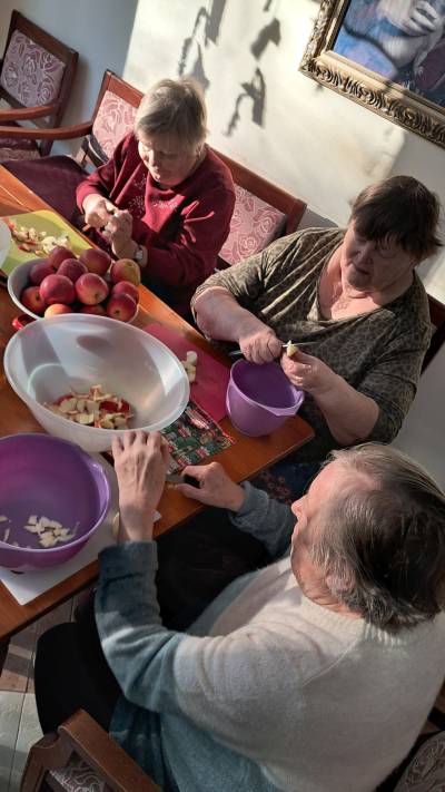 Příprava jablečného dezertu