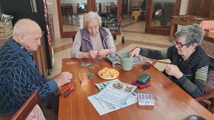 Smyslová aktivizace - Výroba semínkových koulí