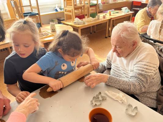 Pečení velikonočních perníčků s dětmi MŠ Deštná