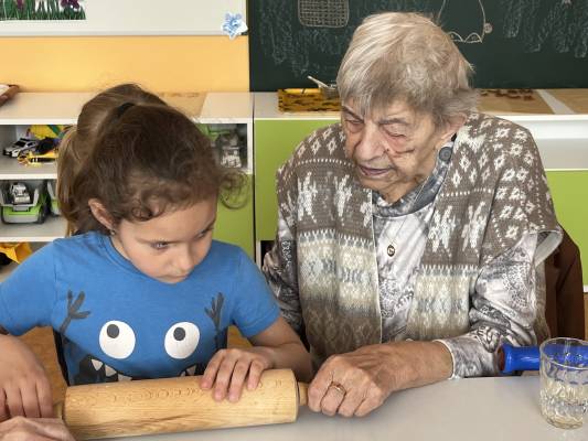Pečení velikonočních perníčků s dětmi MŠ Deštná