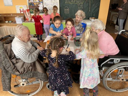 Pečení velikonočních perníčků s dětmi MŠ Deštná