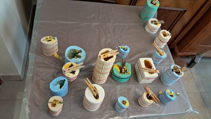 Formy na voskové svíčky včelaře pana Miroslava Dvořáka