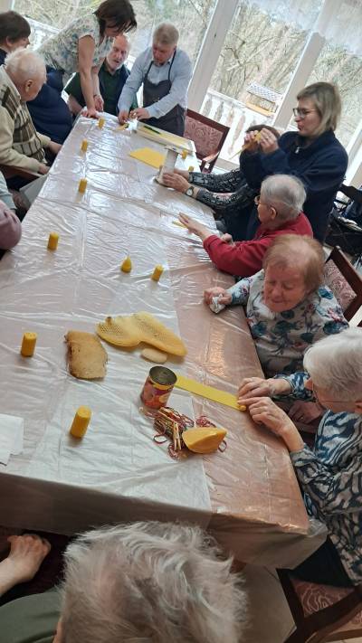 Výroba svíček s včelařem