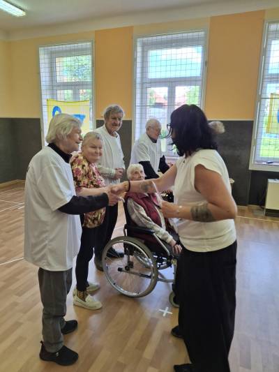 Předávání cen na turnaji hry Boccia ve stacionáři Klíček