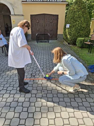 Zámkem křížem krážem - florbal