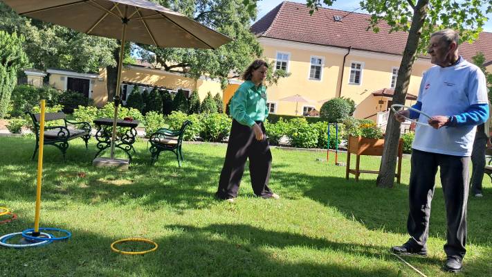 Zámkem křížem krážem - hod kroužkem na tyč