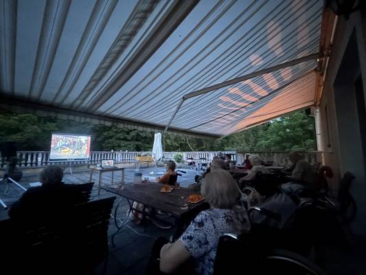 Promítaný film S tebou mě baví svět
