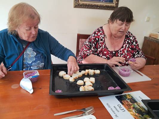 Klientky se zapojily do zdobení jednohubek